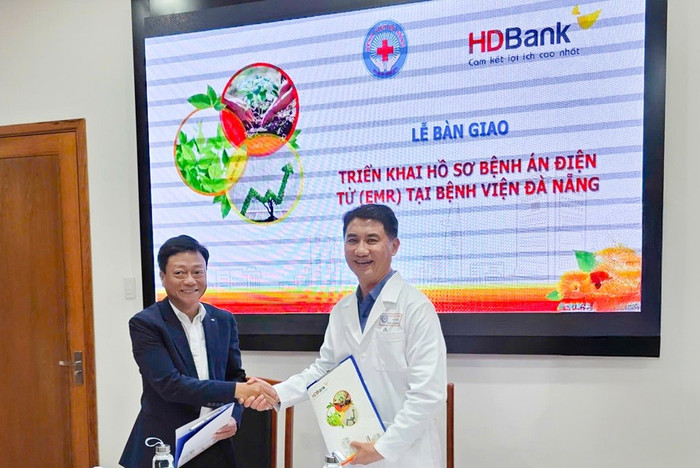 Anh Nguyễn Viết Anh, Giám đốc HDBank Đà Nẵng và Tiến sĩ Bác sĩ Lê Đức Nhân, Giám đốc Bệnh viện Đà Nẵng tại Lễ bàn giao triển khai hồ sơ bệnh án điện tử (EMR) tại Bệnh viện Đà Nẵng, ngày 25/9/2025 hdbank3.jpg