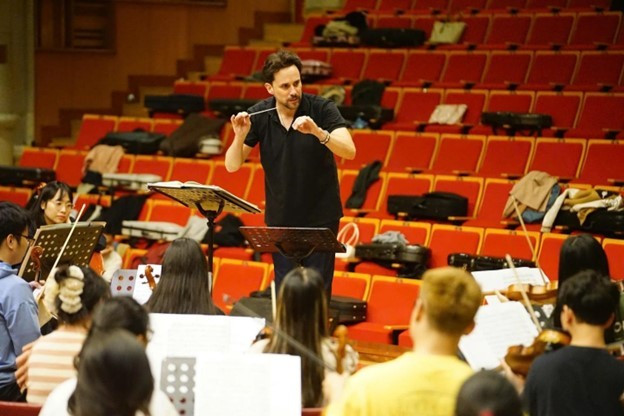 Dàn nhạc Giao hưởng Trẻ Việt Nam tập luyện cùng nhạc trưởng Olivier Ochanine