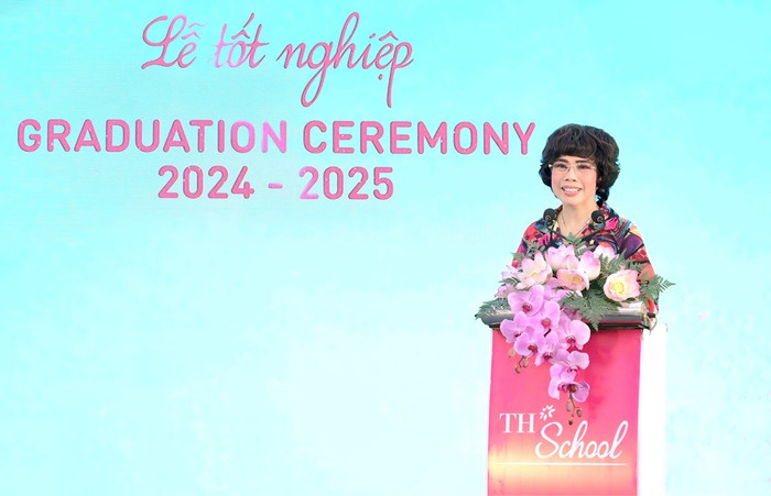 Nhà sáng lập TH School, Anh hùng Lao động Thái Hương phát biểu tại lễ tốt nghiệp năm học 2024-2025 tại TH School Vinh Nhà sáng lập TH School, Anh hùng Lao động Thái Hương phát biểu tại lễ tốt nghiệp năm học 2024-2025 tại TH School Vinh