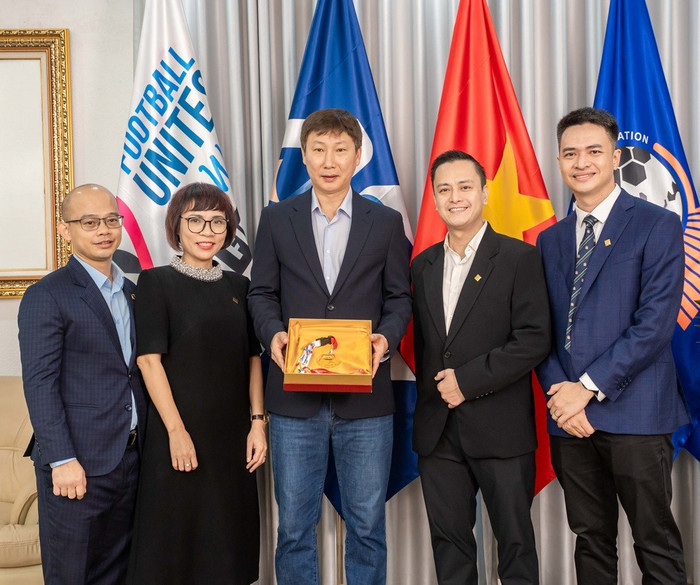 Đại diện PNJ và nhãn hàng ARTA by PNJ cùng HLV Kim Sang Sik chụp ảnh với tặng phẩm độc bản ý nghĩa