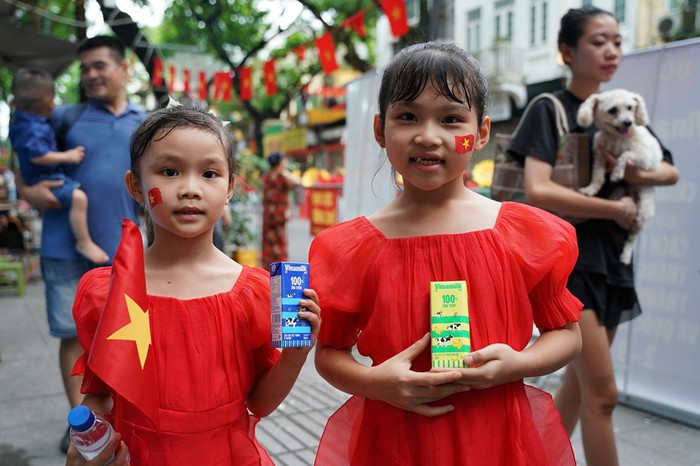 Em bé vui khoe hộp sữa Vinamilk vừa được nhận. Vinamilk luôn dành sự quan tâm đặc biệt đến trẻ em anh-09b.jpg
