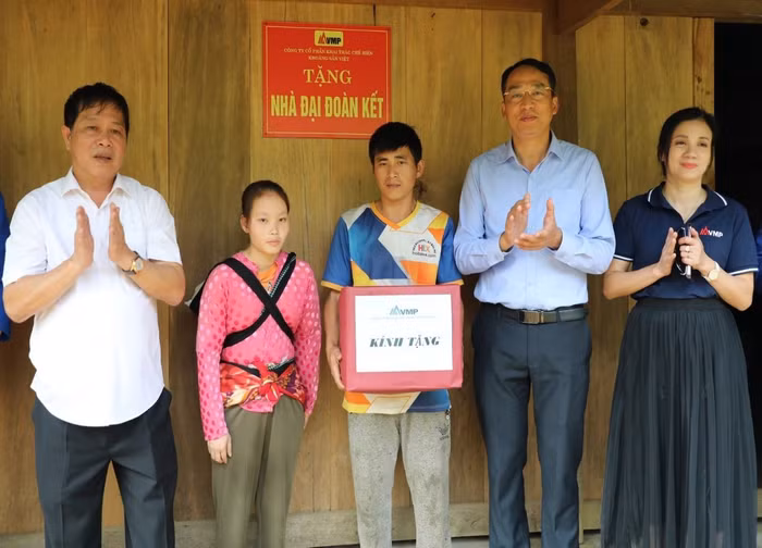Gia đình anh Lý Văn Chạ, xóm Nà Thằn, xã Thạch Lâm, huyện Bảo Lâm là 1 trong 50 hộ gia đình được VMPCo tặng nhà đại đoàn kết đợt này