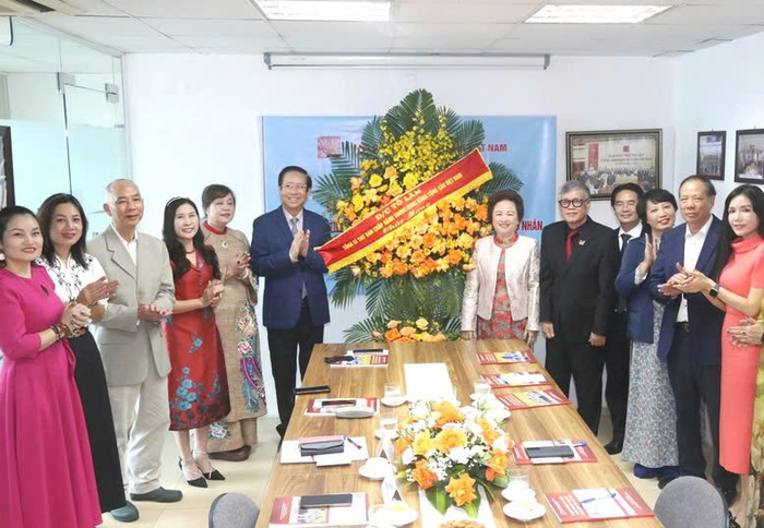 Hội Doanh nhân tư nhân Việt Nam đón nhận lẵng hoa chúc mừng của Tổng Bí thư Tô Lâm