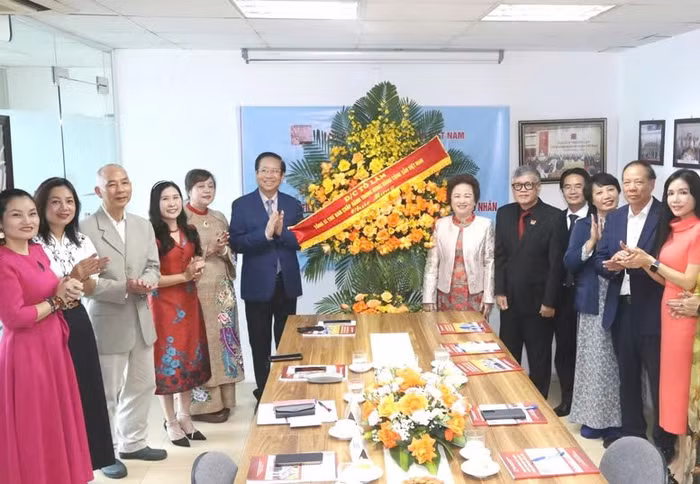 Hội Doanh nhân tư nhân Việt Nam đón nhận lẵng hoa chúc mừng của Tổng Bí thư Tô Lâm