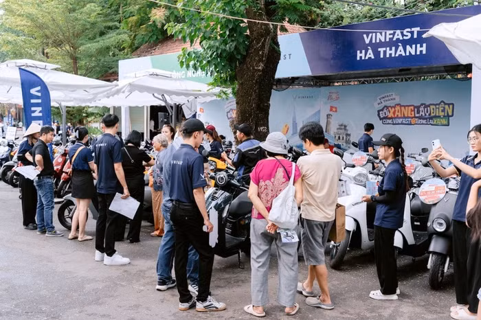 Sự kiện "Đổi xăng lấy điện - Cùng VinFast kiến tạo tương lai xanh" vẫn duy trì sức hút tại TP.HCM