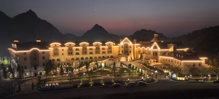 Khách sạn cao cấp The Legend Valley Hotel nằm trong khu phức hợp thể thao và du lịch Legend Valley Country Club lung linh huyền ảo, hòa quyện với phong cảnh tuyệt đẹp của vùng đất Hà Nam
