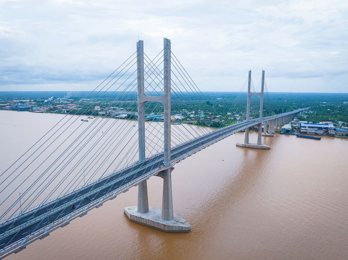 Cầu Rạch Miễu 2 có tổng chiều dài hơn 17,6km, trong đó phần cầu chính vượt sông Tiền dài gần 2km, thiết kế dây văng, nhịp chính có chiều cao thông thuyền hơn 37m, quy mô 4 làn xe picture2-5539.png