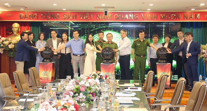PVcomBank là một trong ba ngân hàng tiên phong triển khai thí điểm giải pháp cấp Chứng thư số và Ký số trực tuyến trên ứng dụng VNeID của Bộ Công an