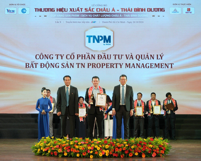 Đại diện TNPM nhận cúp vàng từ ban tổ chức