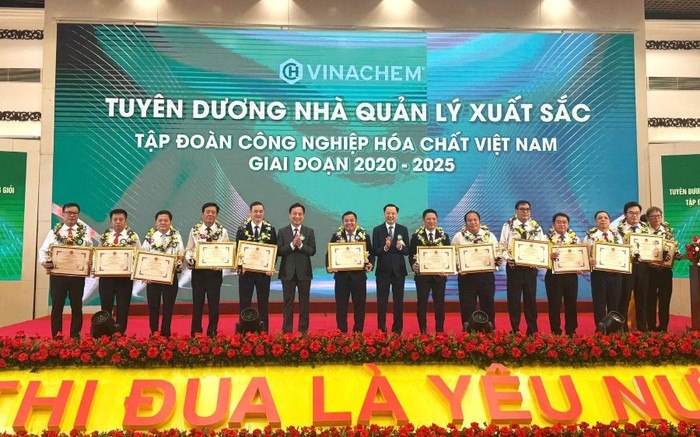 Những nhà lãnh đạo các công ty thành viên Tập đoàn Hóa chất Việt Nam được vinh danh tại Đại hội bfc-2.jpg