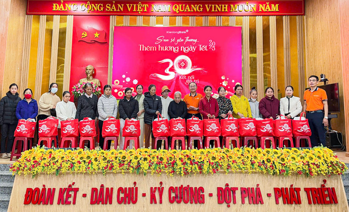 Hành trình 12 năm "San sẻ yêu thương – Thêm hương ngày Tết" của KienlongBank đến với người dân