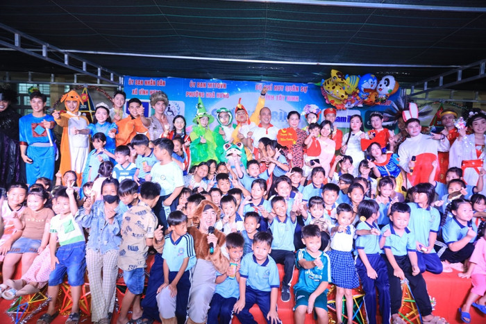 Hàng chục ngàn sản phẩm dinh dưỡng Vinamilk đã được gửi tặng cho thiếu nhi vùng biên tại xã Vĩnh Hưng, tỉnh Tây Ninh trong chương trình “Trung thu biên cương”, như những ngọn đèn nhỏ thắp sáng niềm vui và lòng tự hào của tuổi thơ yu.jpg