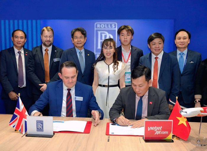 Tỷ phú Nguyễn Thị Phương Thảo chứng kiến Vietjet ký đơn hàng mua 40 động cơ Trent 7000 với Rolls-Royce