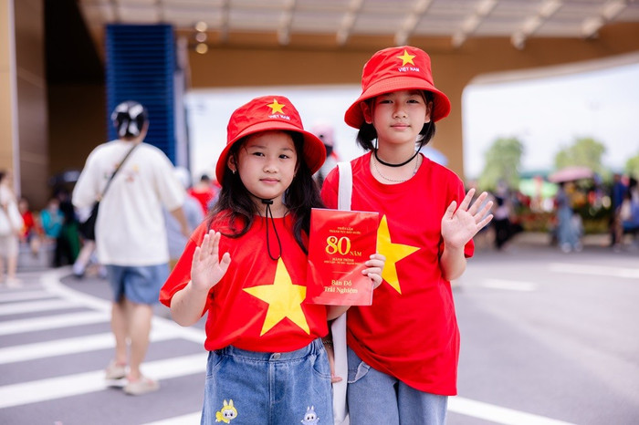 Không chỉ người lớn, nhiều em bé cũng được bố mẹ cho diện “dresscode yêu nước” khi tham dự triển lãm linhvu-8374.jpg