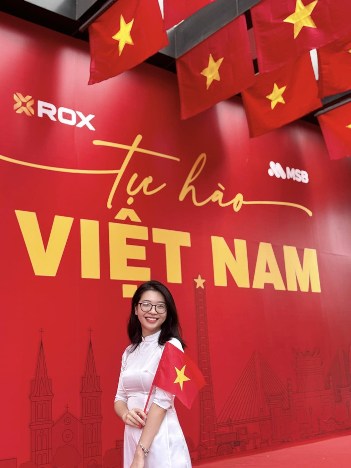 “Bức tường yêu nước” đỏ rực với ngôi sao vàng năm cánh, dòng chữ “Tự hào Việt Nam” và hàng trăm lá cờ tung bay, trở thành phông nền check-in biểu tượng tại ROX Tower m1.jpg