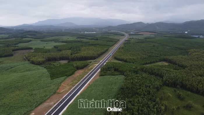 Dự án cao tốc Nha Trang - Vân Phong đoạn đã hoàn thành, dự kiến đưa vào hoạt động dịp 30/4/2025. Ảnh: Báo Khánh Hoà
