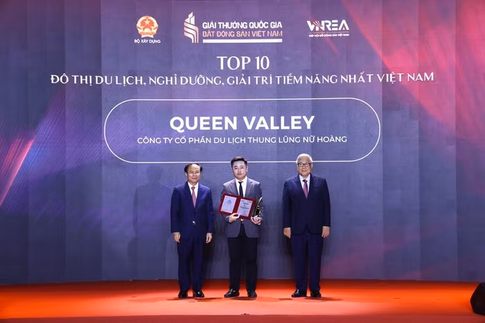 Ông Đinh Sơn Tùng, đại diện Công ty Cổ phần Du lịch Thung lũng Nữ Hoàng, chủ đầu tư Queen Valley Estate nhận Danh hiệu