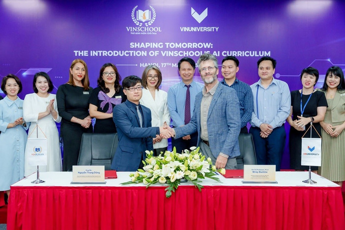 Ông Nguyễn Trung Dũng, Giám đốc Chương trình & đảm bảo chất lượng giáo dục hệ thống giáo dục Vinschool và Giáo sư Wray Buntine, Giám đốc Chương trình Khoa học máy tính Đại học VinUni tại Lễ Công bố triển khai chương trình trí tuệ nhân tạo.