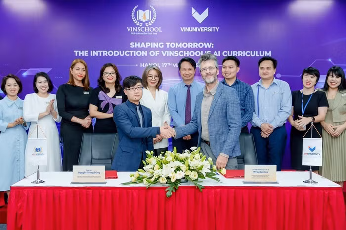 Ông Nguyễn Trung Dũng, Giám đốc Chương trình & đảm bảo chất lượng giáo dục hệ thống giáo dục Vinschool và Giáo sư Wray Buntine, Giám đốc Chương trình Khoa học máy tính Đại học VinUni tại Lễ Công bố triển khai chương trình trí tuệ nhân tạo.