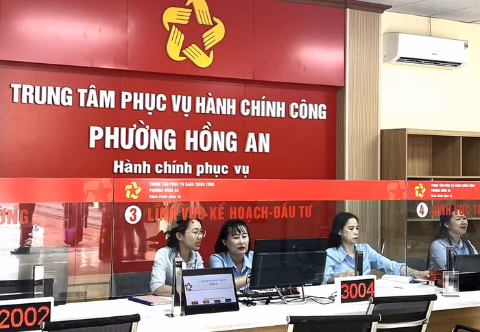 Tại mỗi xã/phường luôn có 2 cán bộ kỹ thuật của VNPT thường trực để hỗ trợ cán bộ xã/phường trong suốt quá trình thực hiện chuyển đổi dữ liệu phục vụ mô hình chính quyền 2 cấp. Ảnh ghi tại phường Hồng An, thành phố Hải Phòng