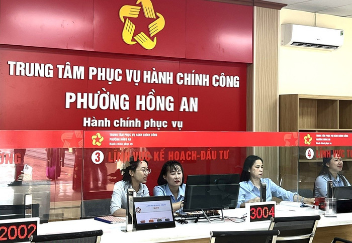 Tại mỗi xã/phường luôn có 2 cán bộ kỹ thuật của VNPT thường trực để hỗ trợ cán bộ xã/phường trong suốt quá trình thực hiện chuyển đổi dữ liệu phục vụ mô hình chính quyền 2 cấp. Ảnh ghi tại phường Hồng An, thành phố Hải Phòng