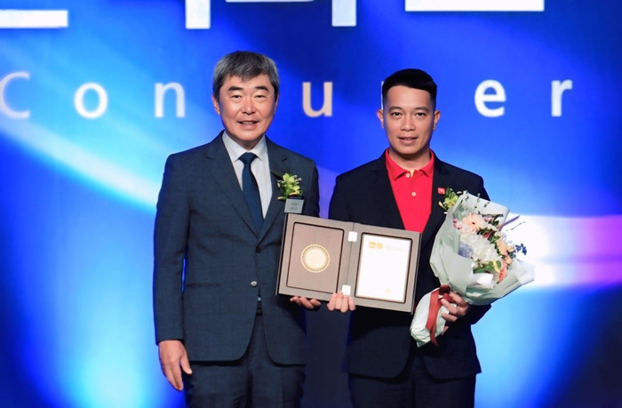 Phó Giám đốc Thương mại ông Đinh Xuân Thuỷ (bên phải) đại diện Vietjet nhận giải thưởng từ Trưởng Ban giám khảo ông Yoo Chang-jo