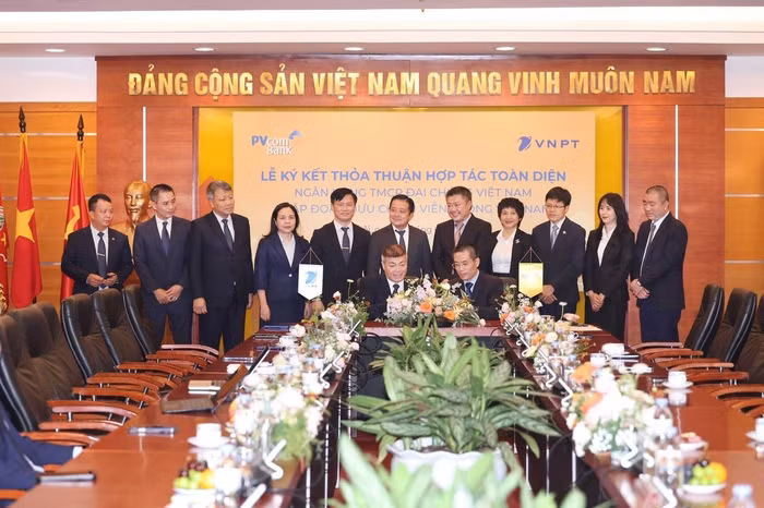 ong-ngo-dien-hy-pho-tgd-tap-doan-vnpt-va-ong-nguyen-viet-ha-pho-tgd-cua-pvcombank-thuc-hien-nghi-thuc-ky-ket-hop-tac-giua-2-doanh-nghiep.jpg