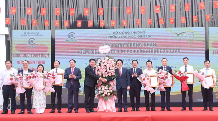 Đại diện Bộ Giáo dục và lãnh đạo Nhà trường trao Giấy chứng nhận kiểm định chất lượng cho 7 chương trình đào tạo anh-chup-man-hinh-2025-09-29-luc-31435-ch.png