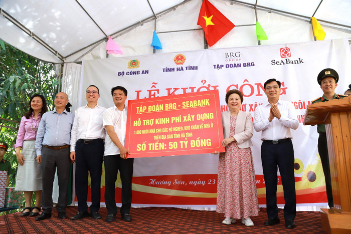 03-madame-nguyen-thi-nga-chu-tich-tap-doan-brg-trao-tang-50-ty-dong-ho-tro-xay-dung-1000-can-nha-tai-tinh-ha-tinh.jpg