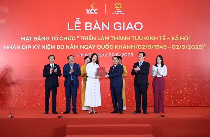 Nghi thức bàn giao mặt bằng tổ chức "Triển lãm thành tựu kinh tế - xã hội nhân dịp kỷ niệm 80 năm ngày Quốc khánh" dưới sự chứng kiến của Phó Thủ tướng Chính phủ Mai Văn Chính, Trưởng Ban Chỉ đạo Triển lãm và Bộ trưởng Bộ Văn hóa, Thể thao và Du lịch Nguyễn Văn Hùng, Trưởng Ban tổ chức Triển lãm