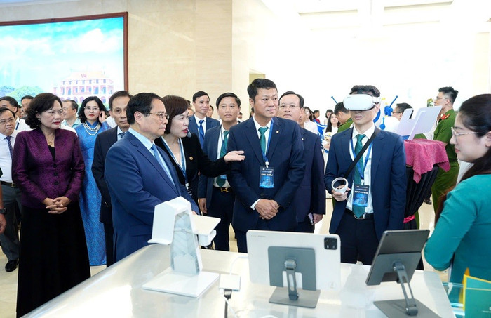 Thủ tướng Phạm Minh Chính thăm gian hàng công nghệ của BIDV