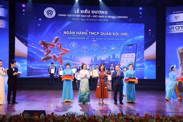 Bà Hà Thị Thuỳ Liên đại diện Ngân hàng Thương mại Cổ phần Quân Đội (MB) được đồng chí Nguyễn Thị Thanh, Ủy viên Ban Chấp hành Trung ương Đảng, Phó Chủ tịch Quốc hội trực tiếp trao giải thưởng