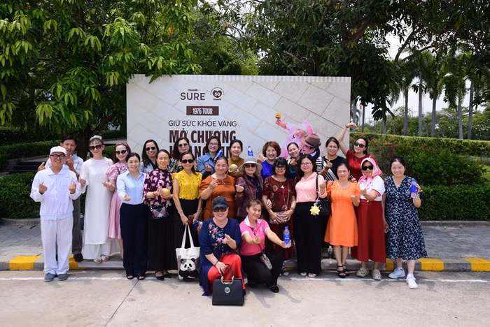 Đoàn Gen 1976 đến tham quan Nhà máy Sữa Việt Nam. Ảnh: Vi Nam