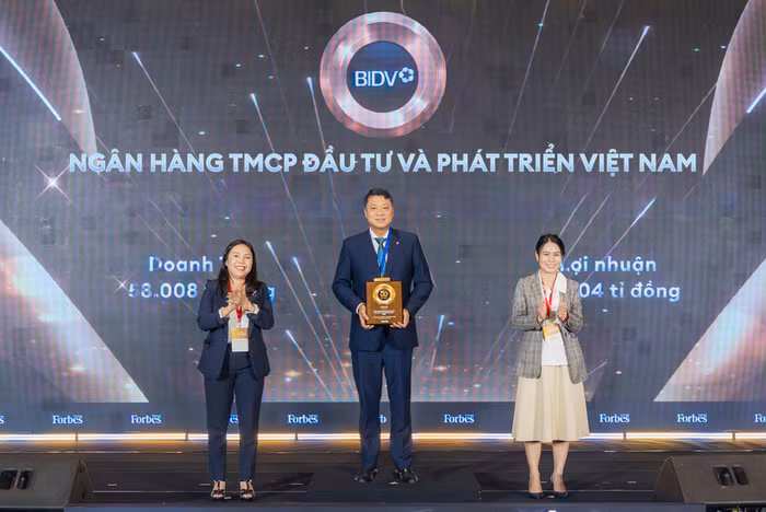 Tổng Giám đốc BIDV Lê Ngọc Lâm nhận biểu trưng vinh danh "Top 50 công ty niêm yết tốt nhất Việt Nam" tại sự kiện
