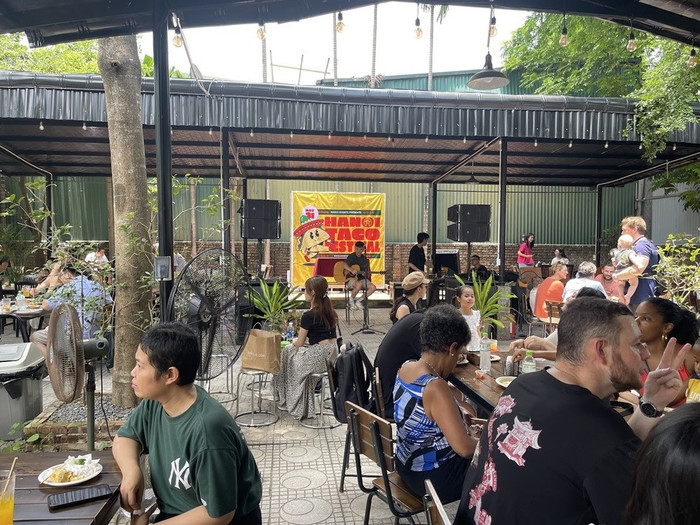 Du khách thưởng thức đồ ăn trong không khí vui tươi và gần gũi ta3.jpg
