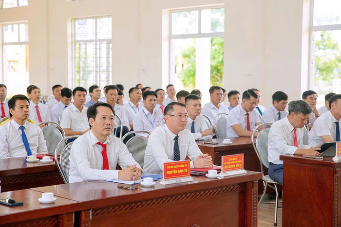 cac-dai-bieu-tham-du-hoi-nghi-cong-bo-cac-quyet-dinh-ve-to-chuc-bo-may-va-cong-tac-can-bo-xa-hung-thang.jpg