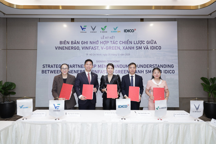 Đại diện các công ty VinEnergo, VinFast, V-GREEN, Xanh SM trao biên bản ghi nhớ hợp tác chiến lược với Tổng Công ty IDICO