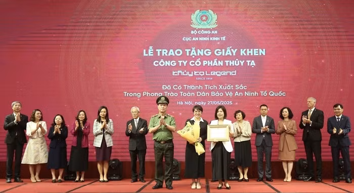 Đại diện Công ty Thủy Tạ nhận giấy khen của Cục trưởng Cục An ninh kinh tế