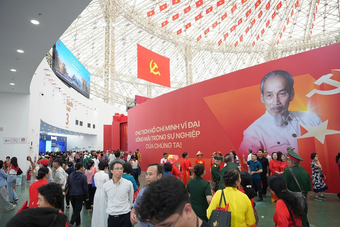Kỷ lục hơn 230.000 người đổ bộ “kỳ quan” Trung tâm Triển lãm Việt Nam trong ngày khai mạc 
