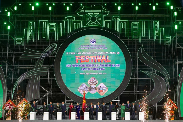 Các đại biểu thực hiện nghi thức khai mạc Festival sản phẩm nông nghiệp và làng nghề Hà Nội lần thứ 3 năm 2024 