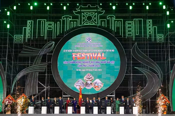 Các đại biểu thực hiện nghi thức khai mạc Festival sản phẩm nông nghiệp và làng nghề Hà Nội lần thứ 3 năm 2024 