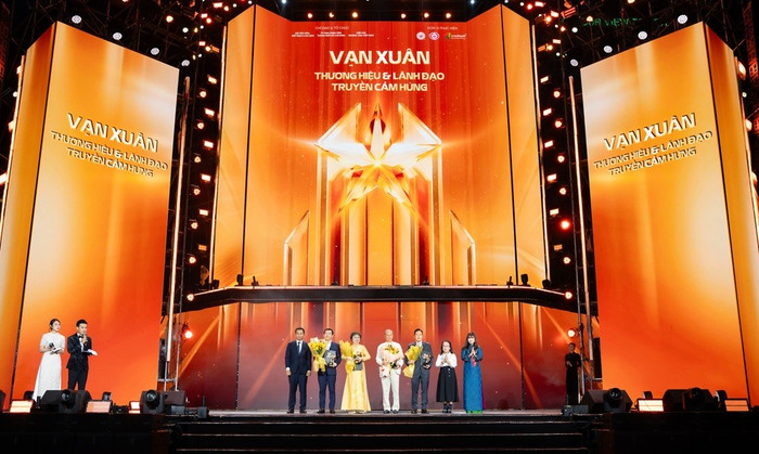 Bà Cao Thị Ngọc Dung (áo dài vàng) nhận bằng khen và cúp vinh danh từ ban tổ chức