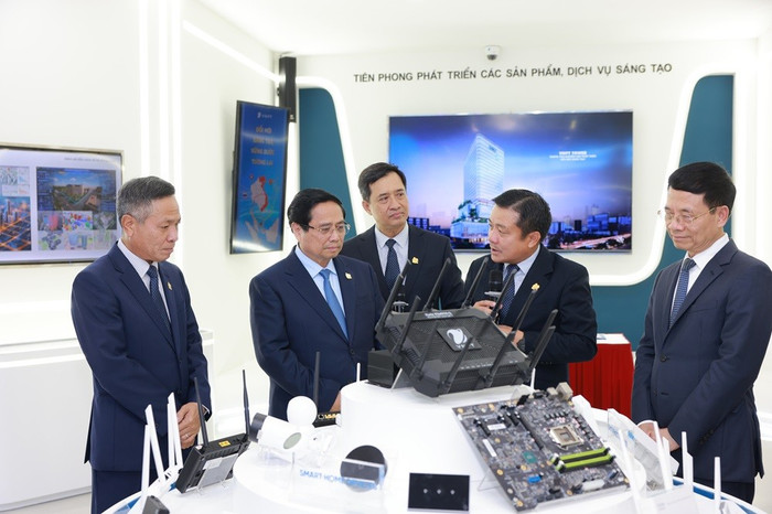 Tại khu VNPT Space, lãnh đạo Tập đoàn VNPT giới thiệu với Thủ tướng Phạm Minh Chính về sản phẩm công nghệ của VNPT img-9055.jpg