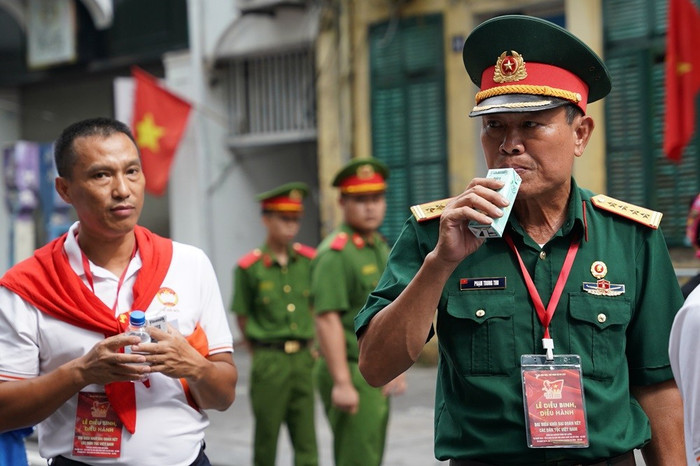 Ngày trước chiến đấu trên chiến trường, ngày nay các cựu chiến binh sải bước hạnh phúc trên tuyến đường diễu hành anh-04a.jpg
