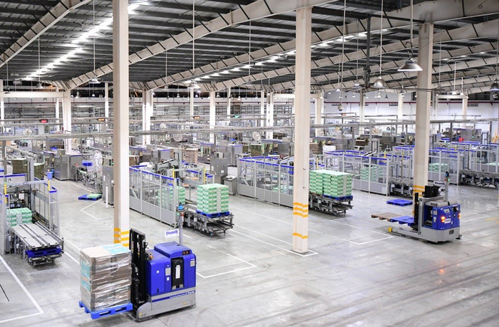 Vinamilk đã khánh thành hai “siêu nhà máy” hiện đại bậc nhất khu vực vào năm 2013 cột mốc quan trọng đưa ngành sữa Việt Nam vươn tầm thế giới, khẳng định năng lực sản xuất và tiêu chuẩn công nghệ quốc tế anh-02a-1.jpg