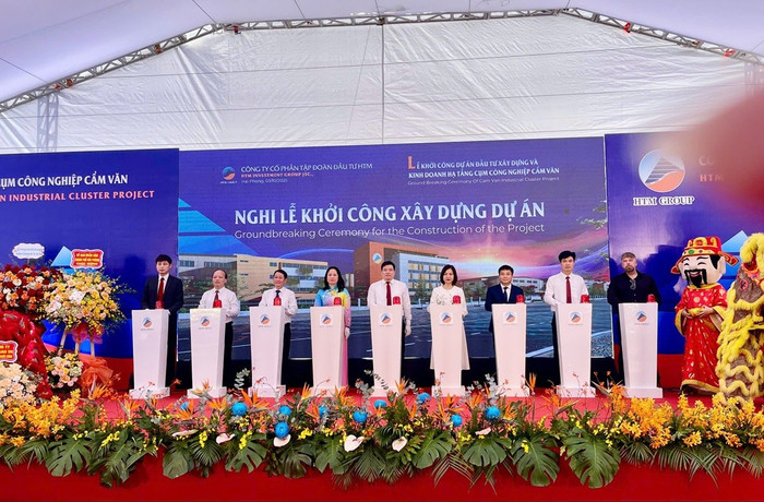 Các đại biểu nhấn nút khởi công dự án