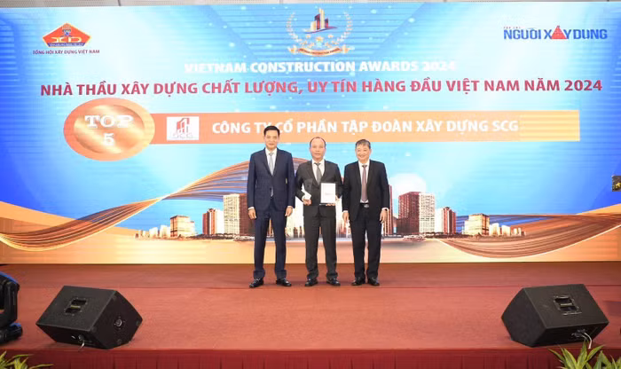 Thứ trưởng Bộ Xây dựng Bùi Xuân Dũng và Chủ Tịch Tổng hội Xây Dựng Việt Nam TS. Đoàn Việt Dũng trao giải “Nhà thầu xây dựng chất lượng, uy tín hàng đầu Việt Nam năm 2024” cho đại diện SCG Group