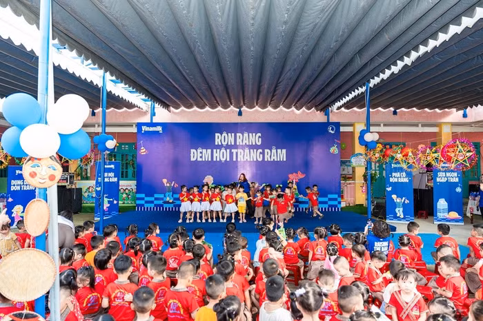Tại Đà Nẵng, có một mùa trung thu thật đặc biệt đã đến với các em nhỏ trường Mẫu giáo Tiên Lãnh, xã Lãnh Ngọc, mang theo hàng ngàn sản phẩm dinh dưỡng, hàng nghìn bộ dụng cụ học tập, cùng nhiều quà bánh, những khúc ca rộn ràng và vô vàn tình yêu thương từ Vinamilk và Quỹ sữa Vươn cao Việt Nam