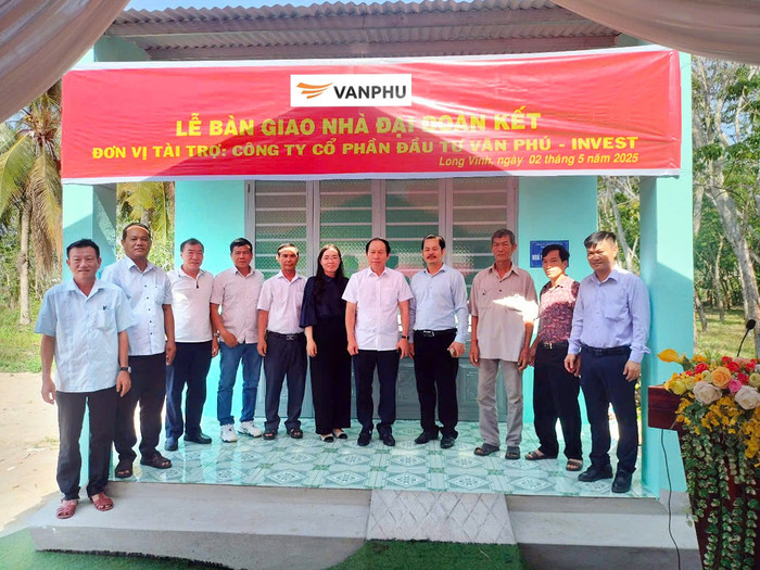 Đồng chí Lê Tiến Châu, Uỷ viên Trung ương Đảng, Bí thư Thành uỷ, Trưởng đoàn Đại biểu Quốc hội thành phố Hải Phòng (thứ 5 từ phải sang) chụp hình lưu niệm cùng đại diện Văn Phú – Invest và cán bộ xã Long Vĩnh tại chương trình trao tặng nhà đại đoàn kết nha-doan-ket-long-vinh-2.jpg