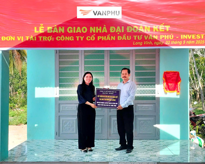 Ủng hộ 720 triệu đồng xây nhà cho các hộ nghèo tại Tây Ninh là minh chứng rõ nét cho triết lý phát triển bất động sản “Vị nhân sinh” mà Văn Phú – Invest theo đuổi